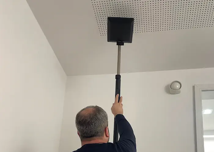 Suche nach Abhörgeräten mit einem Non Linear Junction Detector.