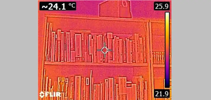 Thermografieuntersuchung auf Abhörtechnik hier bei einem Bücherregal