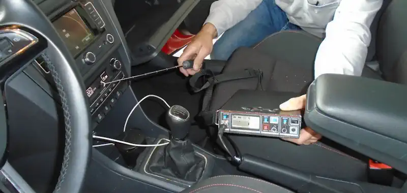 Wanze im Auto erkennen