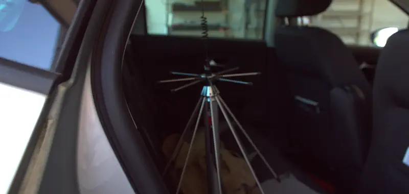 Eingesetzte Technik bei einer Wanzensuche im Auto.